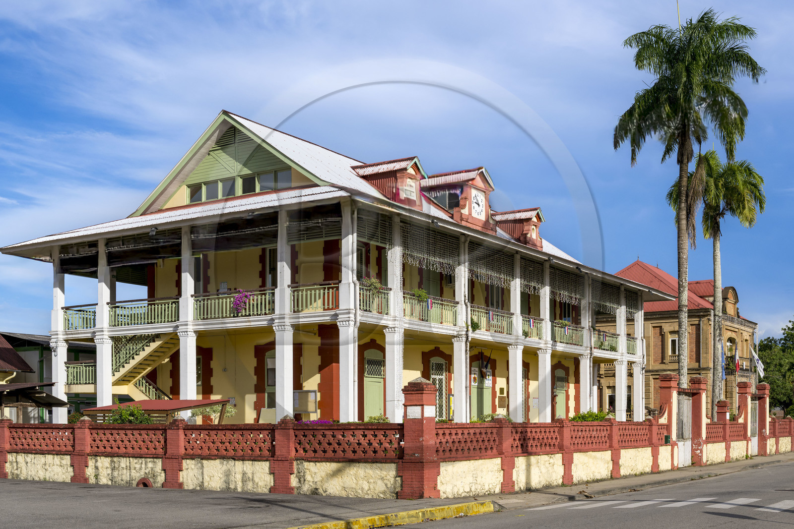 France, Guyane, Saint-Laurent-du-Maroni, immeubles administratifs de style colonial avenue du Lieutenant-Colonel Chandon, la mairie