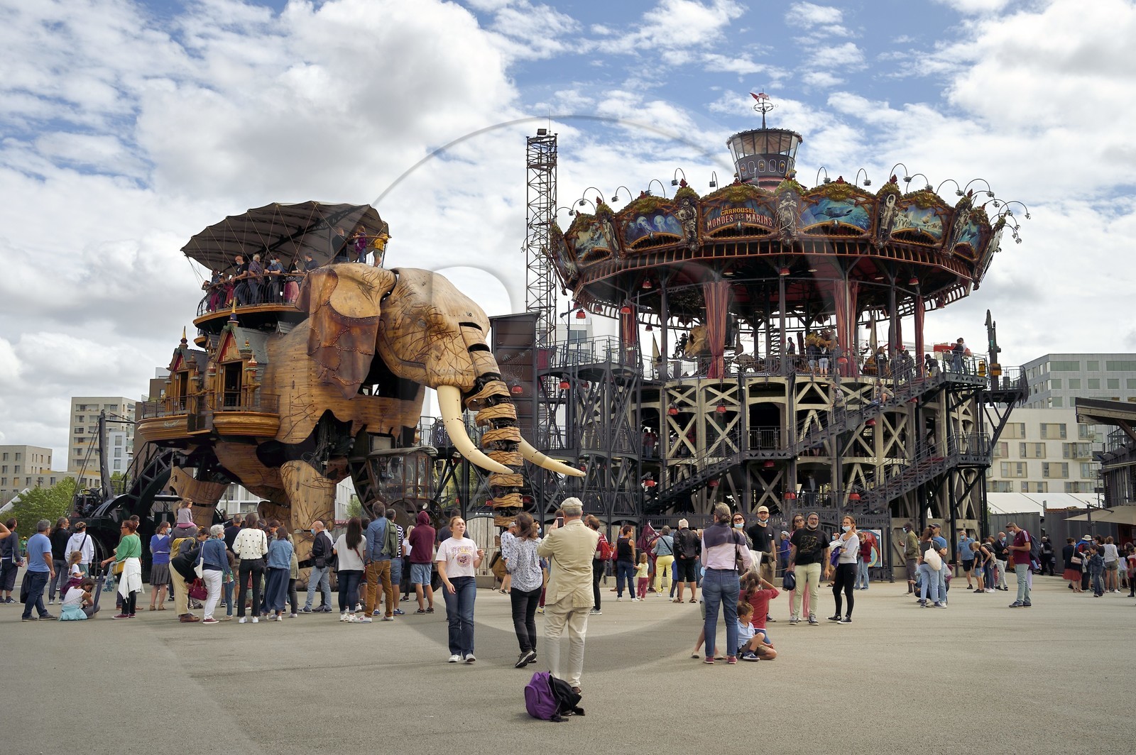 France, Loire-Atlantique (44), Nantes, Les Machines de l'Ile, projet artistique conçu par François Delarozière et Pierre Orefice, le Grand Eléphant et le Carrousel des mondes marins en arrière plan