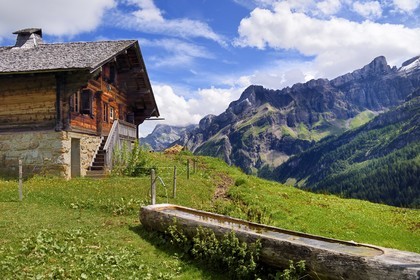 Suisse, Canton de Vaud, Ormont-Dessus, Les Diablerets, ferme vers le lac Retaud au dessus du Col du Pillon et la montagne de Schluchhorn en arrière plan