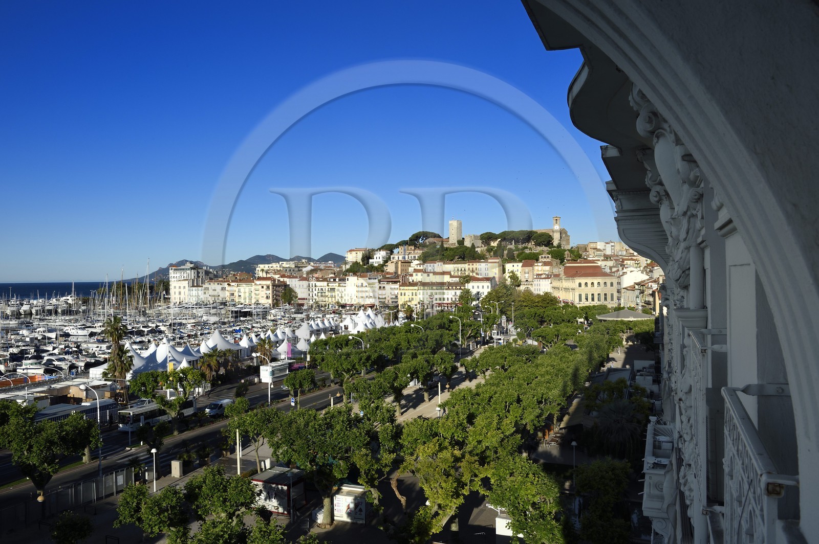 France, Alpes-Maritimes (06), Cannes, la vieille ville dans le quartier Le Suquet qui domine le vieux-port, à son sommet la Tour du Suquet et le clocher de l'église Notre-Dame-de-l'Espérance