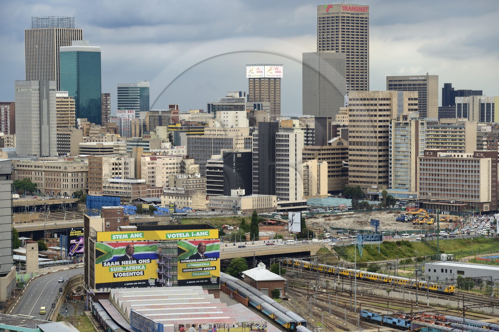 Afrique du Sud, province de Gauteng, Johannesburg, les wagons de trains colorés de Park Station et le centre-ville vus depuis le quartier de Braamfontein