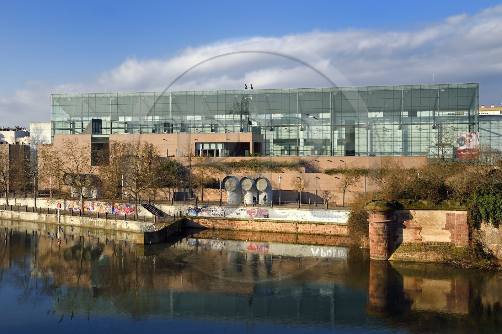 France, Bas-Rhin (67), Strasbourg, vieille ville classée au Patrimoine Mondial de l’UNESCO, Musée d'Art Moderne et Contemporain de Strasbourg (MAMCS) de l'architecte Adrien Fainsilber en bordure de la rivière l'Ill