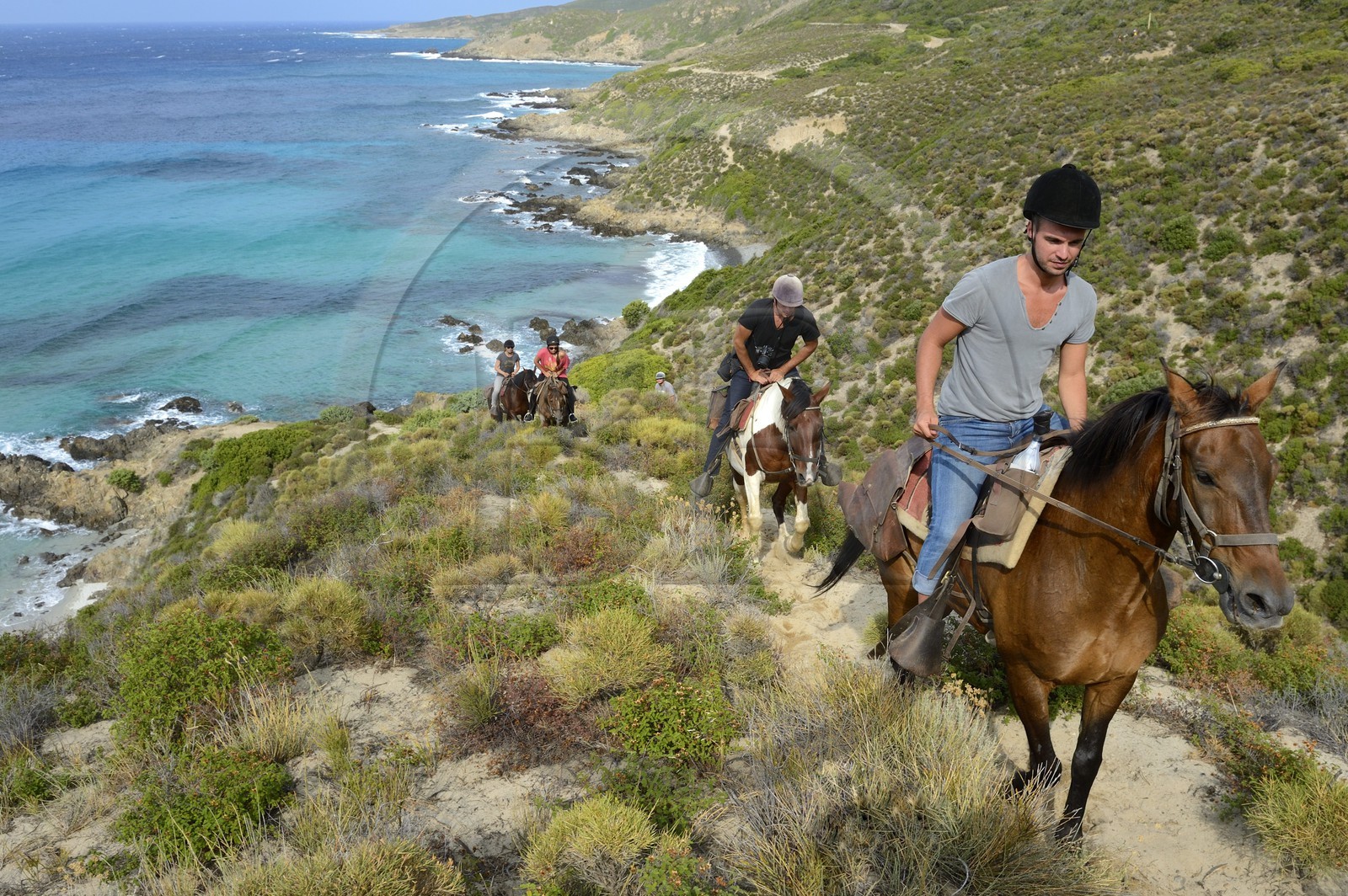 France, Haute-Corse (2B), Nebbio, Punta di l’Acciolu (Acciola), cavaliers en randonnée dans le désert des Agriates