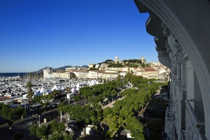 France, Alpes-Maritimes (06), Cannes, la vieille ville dans le quartier Le Suquet qui domine le vieux-port, à son sommet la Tour du Suquet et le clocher de l'église Notre-Dame-de-l'Espérance