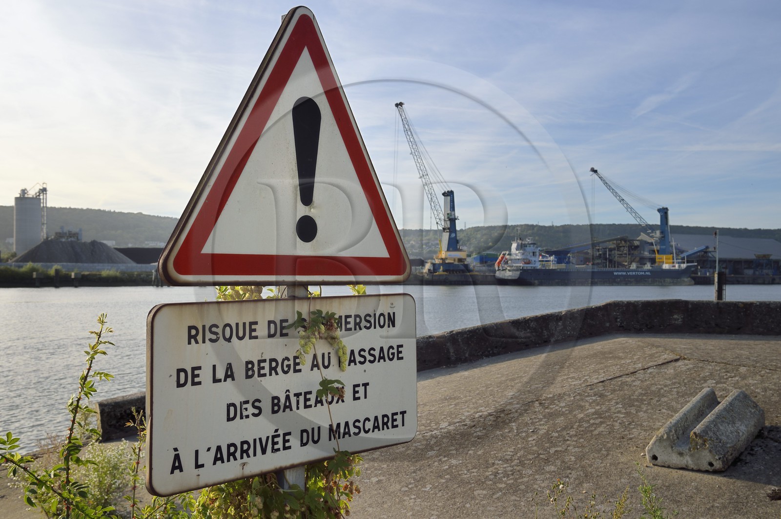 France, Seine-Maritime (76), Val-de-la-Haye, panneau indiquant le danger potentiel de submersion du mascaret et le port de Rouen en arrière plan