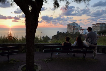 France, Pyrénées-Atlantiques (64), Pays-Basque, Biarritz, coucher de soleil depuis la perspective de la Cote des basques
