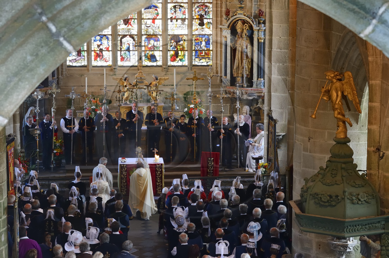 France, Finistère (29), Locronan, labellisé Les Plus Beaux Villages de France, église Saint-Ronan, cérémonie religieuse qui termine la procession de la Troménie