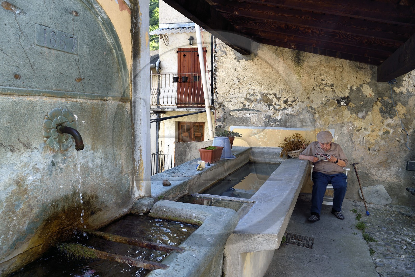 France, Alpes-Maritimes (06), vallée de la Roya (arrière-pays niçois), au pied du parc national du Mercantour, Tende, le lavoir de la place des chatelains