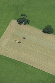 Royaume-Uni, Angleterre, Cumbrie, la campagne au sud de Penrith, travaux des champs (vue aérienne)