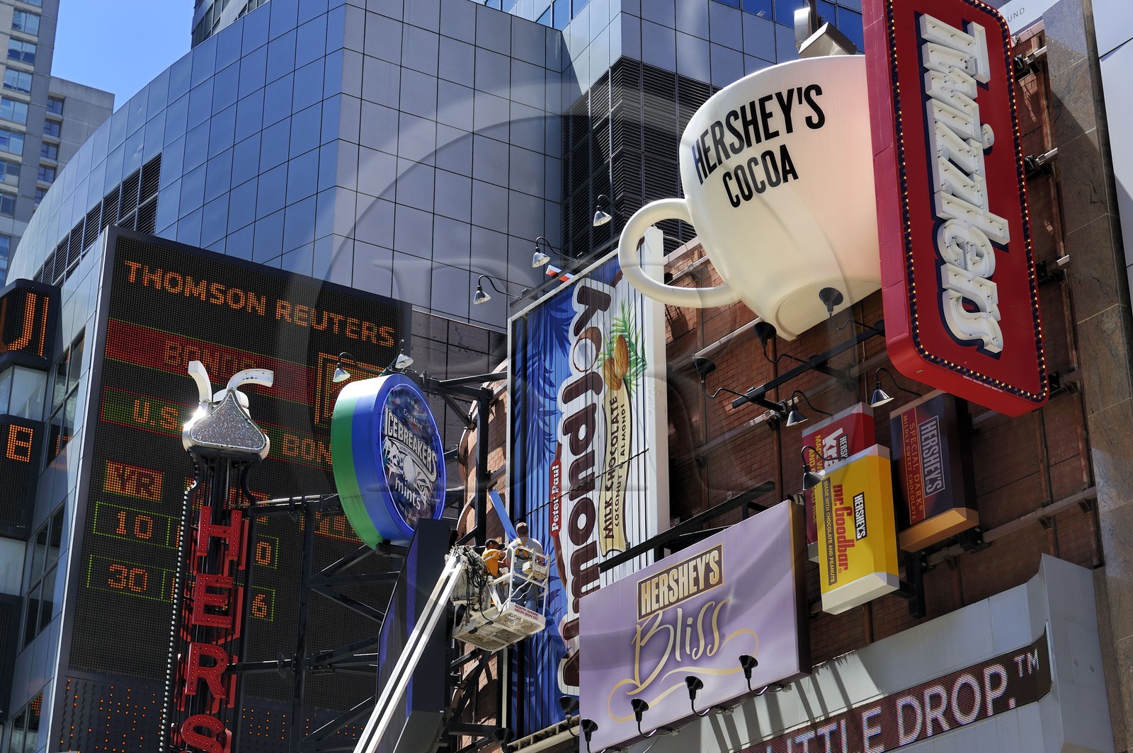 Etats-Unis, New York, Manhattan, Midtown, Times Square, enseignes publicitaires en façade