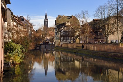France, Bas-Rhin (67), Strasbourg, vieille ville classée au Patrimoine Mondial de l'UNESCO, quartier de la Petite France, le pont (tournant) du Faisan et quai de la Petite France le long d'un des bras de la rivière l'Ill, la cathédrale Notre-Dame en arrière plan
