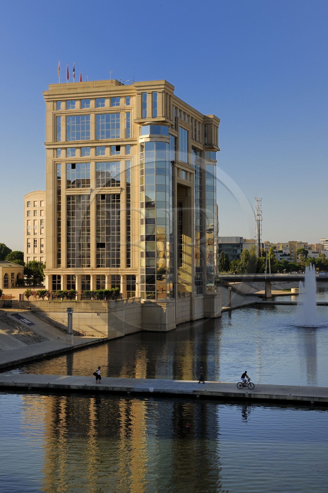 France, Hérault (34), Montpellier, quartier Antigone, Bassin du Port Juvénal et l' Hôtel de région de l'architecte Ricardo Bofill