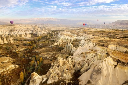 Turquie, Anatolie Centrale, province de Nevsehir, Cappadoce classée Patrimoine Mondial de l'UNESCO, environs d'Uçhisar, vallée de l'Amour, paysage d'érosion et cheminées de fées (vue aérienne)