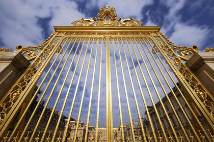 France, Yvelines (78), château de Versailles, classé Patrimoine Mondial de l'UNESCO, porte de la grille royale dessinée par Mansart séparant la cour royale restaurée en juin 2008