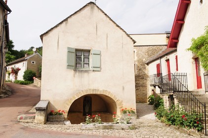 France, Côte d'Or (21), Pernand-Vergeles, source à la vierge dans le village