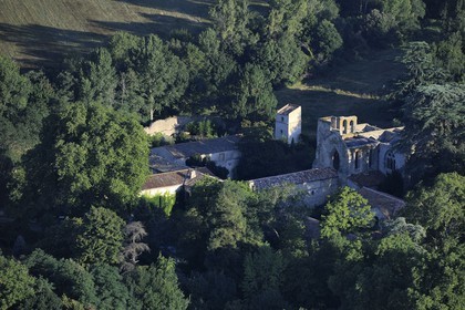 France, Aude (11), Saint-Martin-le-Vieil, ancienne abbaye cistercienne de Villelongue (vue aérienne)