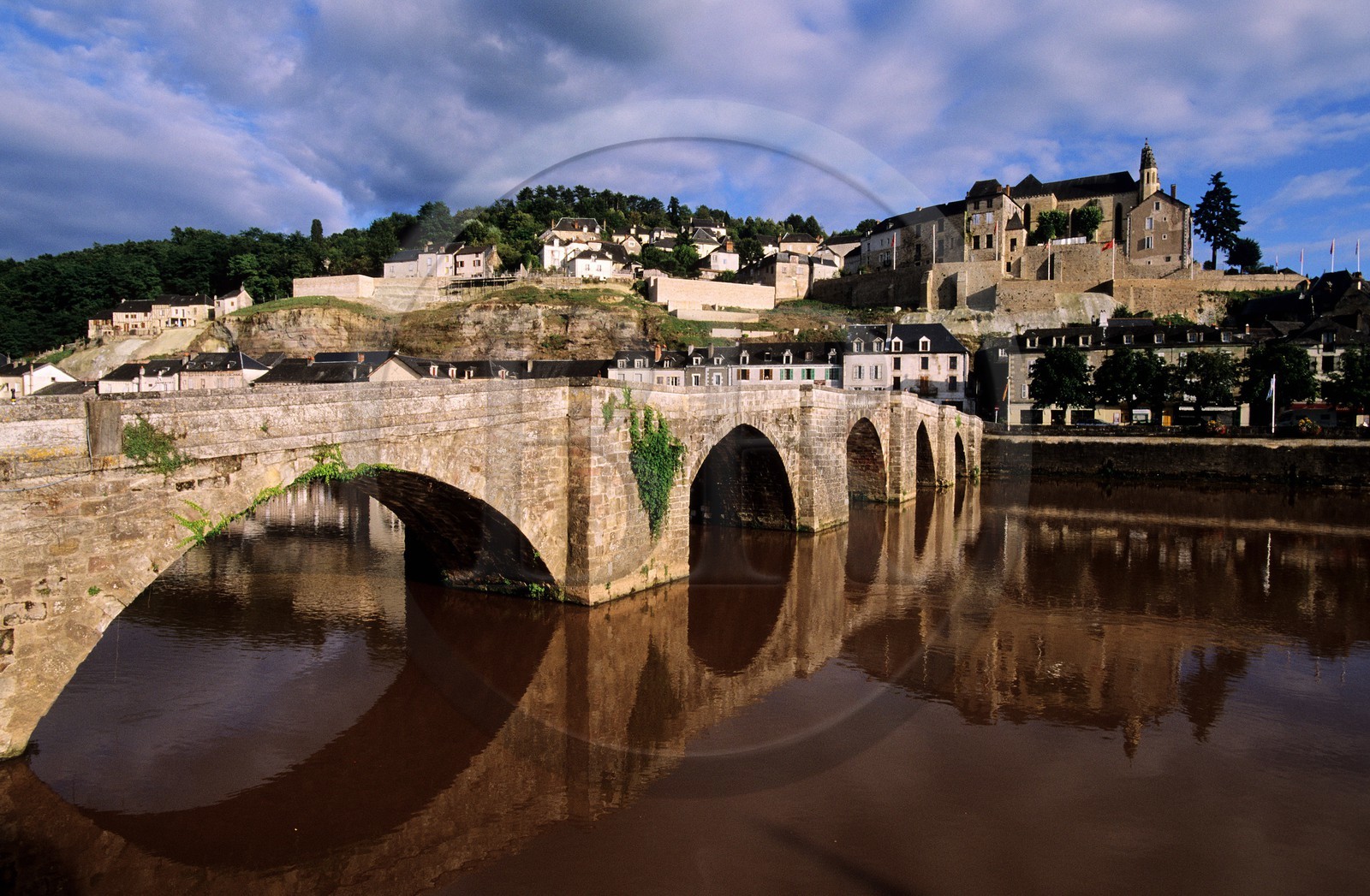 France, Dordogne, Perigord Noir, Terrasson Villedieu, bridge over Vezere River