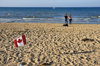 France, Calvados (14), Courseulles-sur-Mer, Centre Juno Beach, musée consacré au role du Canada lors de la Seconde Guerre Mondiale, descendantes de soldats canadiens sur la plage