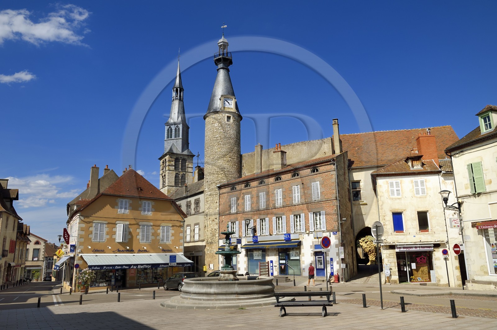 France, Allier (03), ancienne province du Bourbonnais, Saint-Pourçain-sur-Sioule, place Foch, le beffroi ou tour de l'Horloge et le clocher de l'église Sainte-Croix