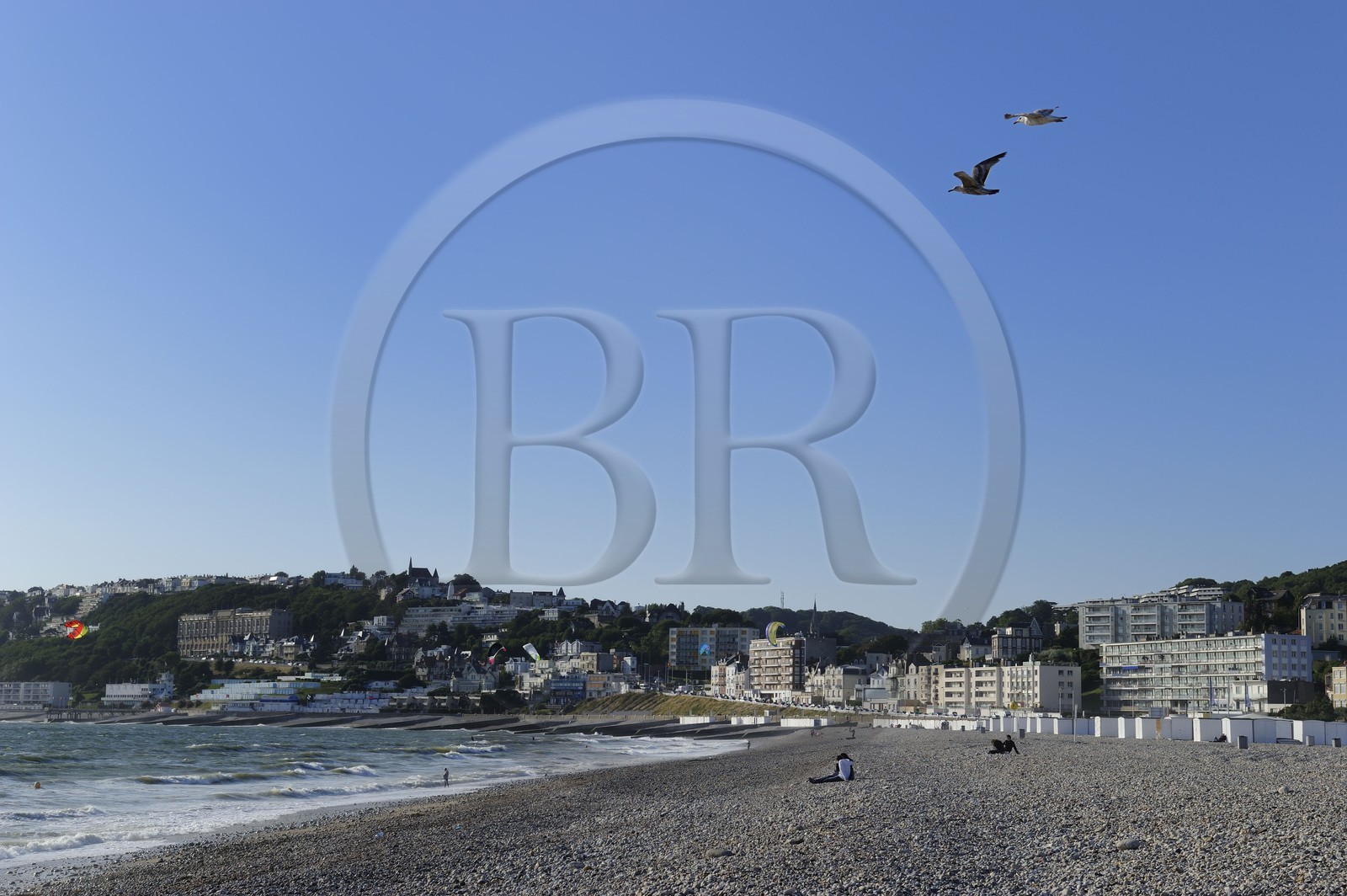 France, Seine-Maritime (76), la commune de Sainte-Adresse prolonge Le Havre par la côte, la grande plage de galets