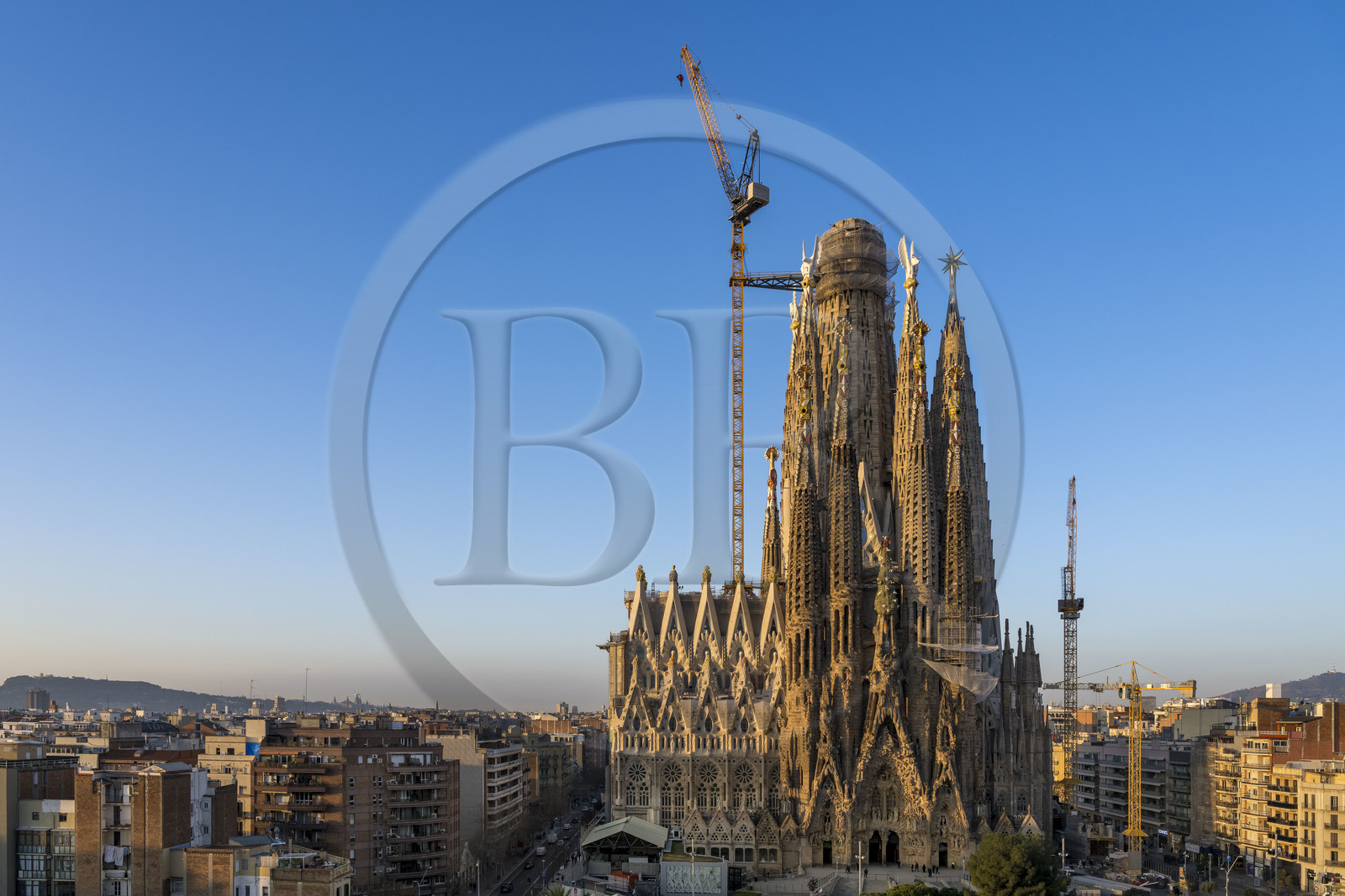 Espagne, Catalogne, Barcelone, quartier de l'Eixample, basilique de la Sagrada Familia de l'architecte du modernisme catalan Antoni Gaudi classée Patrimoine Mondial de l'UNESCO, façade de la Nativité