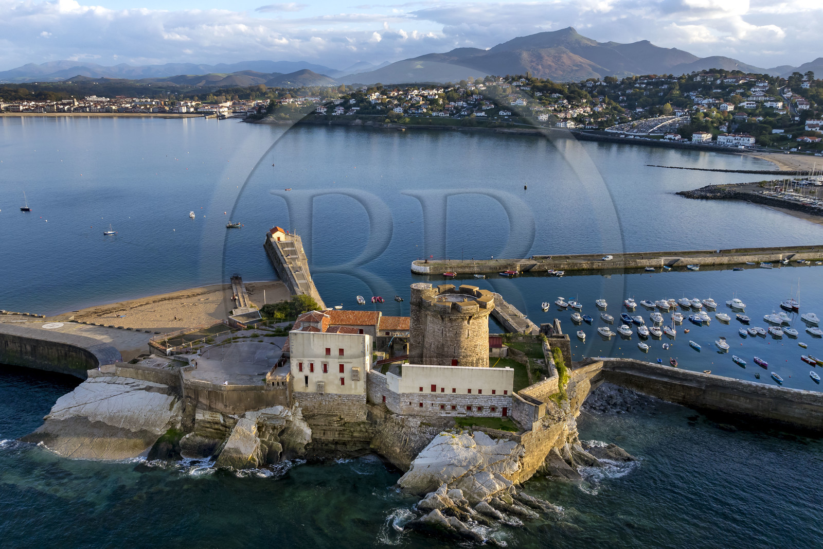 France, Pyrénées-Atlantiques (64), la côte du Pays-Basque, Ciboure, le fort de Socoa construit sous Louis XIII remanié par Vauban et son petit port de plaisance dans la baie de Saint-Jean-de-Luz, la montagne de La Rhune en arrière plan (vue aérienne)