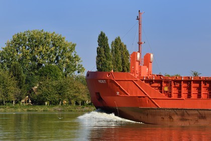 France, Seine-Maritime (76), Pays de Caux, Parc naturel régional des Boucles de la Seine normande, le general cargo ship Merit remontant la Seine à Mesnil-sous-Jumièges