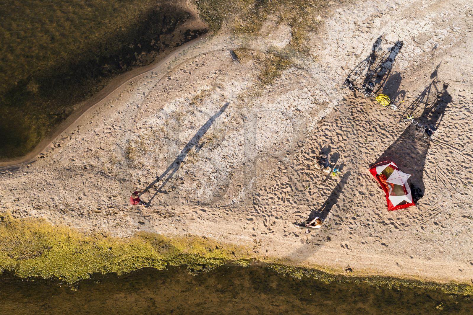 France, Maine-et-Loire (49), vallée de la Loire classée au Patrimoine Mondial par l'UNESCO, randonnée à bicyclette le long des berges de la Loire, campement pour la nuit sur un des bancs de sable formant des îles sur la Loire (vue aérienne)