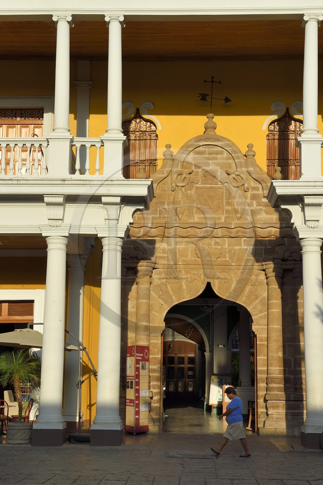 Nicaragua, Granada, maisons coloniales sur la Plaza de la Independencia, le batiment de la Fondation Casa de los Tres Mundos est appelé Casa de los Leones (Maison des Lions) car il ya deux lions de pierre sur le portail