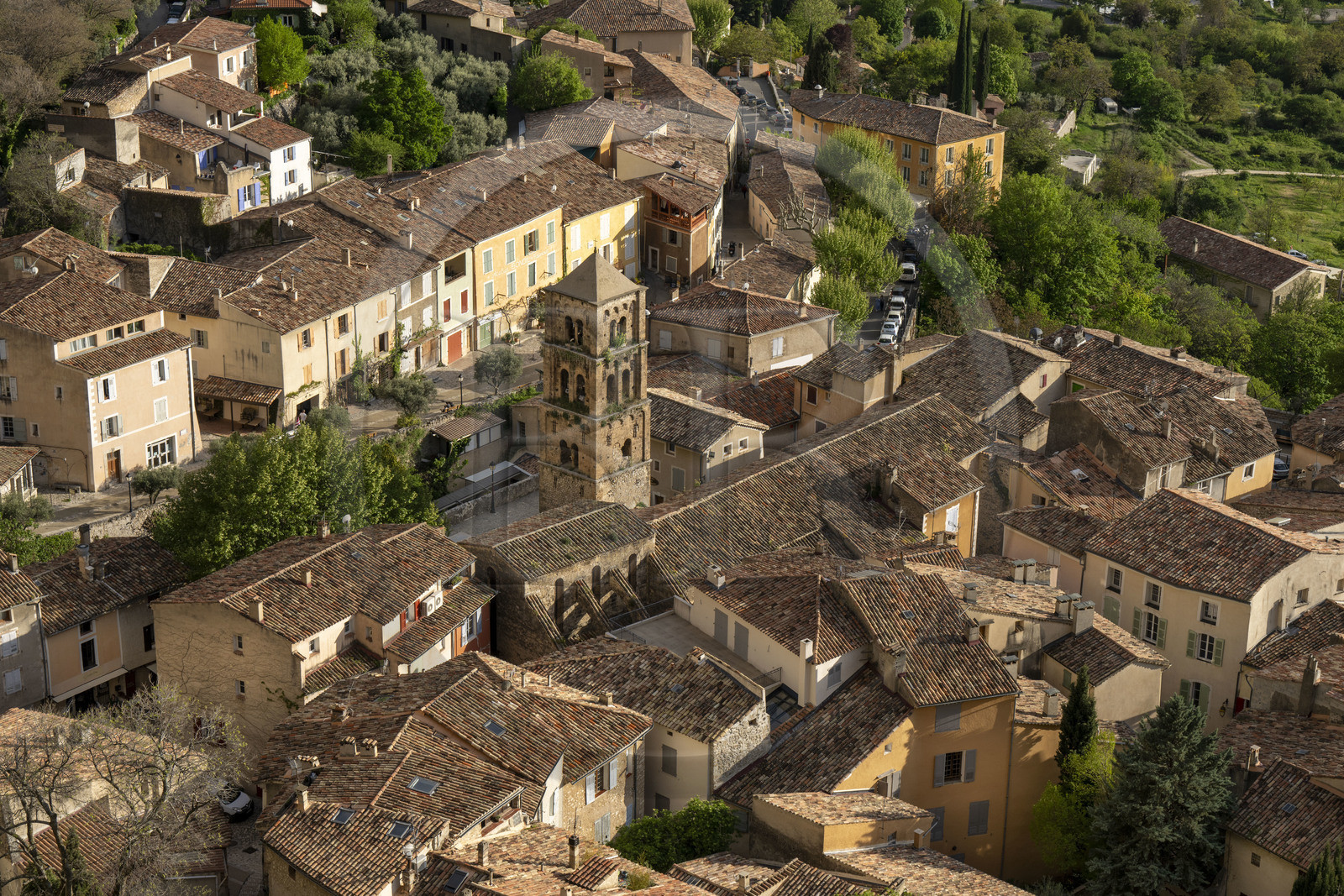 France, Alpes-de-Haute-Provence (04), Parc Naturel Régional du Verdon, Moustiers-Sainte-Marie, labellisé Les Plus Beaux Villages de France, l'église Notre-Dame-de-l'Assomption avec son clocher du XIIe siècle en tuff