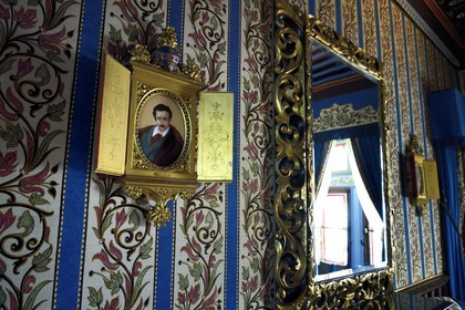 France, Pyrénées-Atlantiques (64), la côte du Pays-Basque, Hendaye, chateau d'Abbadia construit en 1870 par Eugène Viollet-le-Duc pour Antoine d'Abbadie d'Arrast, portrait d'Antoine d'Abbadie dans la chambre de Virginie