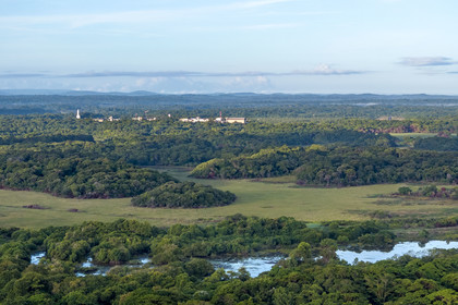 France, Guyane, Kourou, zones humides, forêts et savanes protégées dans l'enceinte du centre spatial et gérées par l'Office National des Forêts (ONF) que l'on aperçoit au loin (vue aérienne)