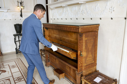 France, Alpes-Maritimes (06),  France, Alpes Maritimes (06), Beaulieu sur Mer, villa Kerylos de style neo-grec construite en 1908 par architecte Emmanuel Pontremoli, l'Oikos ou salon dédié aux arts, l'unique piano camouflé pliant réalisé par Pleyel