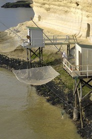 France, Charente-Maritime (17), Meschers-sur-Gironde, carrelets des grottes du Regulus