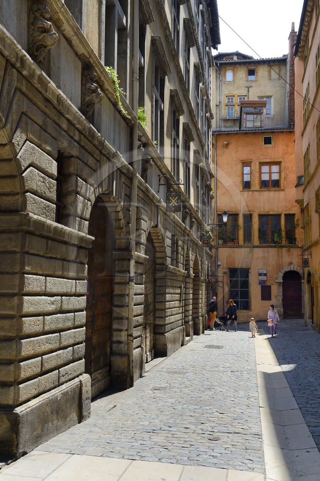 France, Rhône (69), Lyon, site historique classé Patrimoine Mondial de l'UNESCO, quartier de Saint-Paul dans le Vieux Lyon, la Maison Dugas ornées de bossages et de têtes de lions dans la rue Juiverie