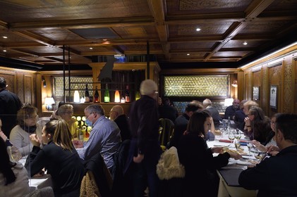 France, Bas-Rhin (67), Strasbourg, vieille ville classée au Patrimoine Mondial de l’UNESCO, la winstub Au Pont Corbeau