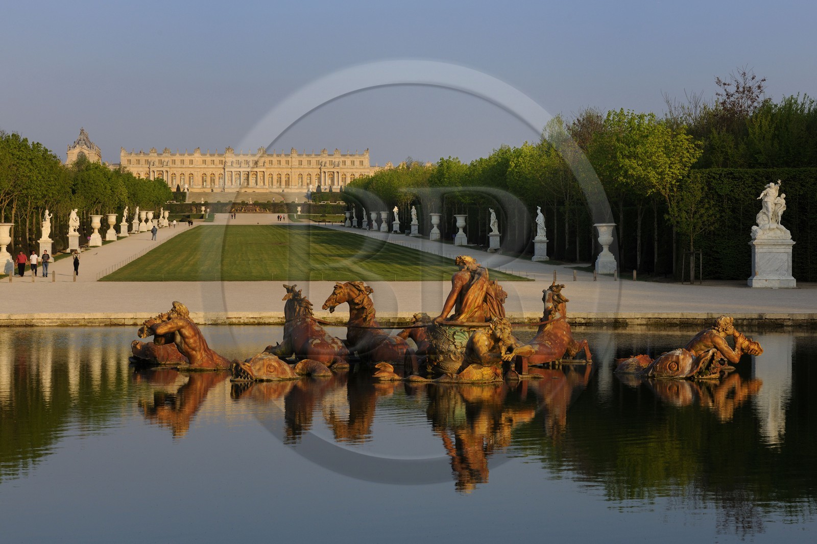 France, Yvelines (78), parc du château de Versailles, classé Patrimoine Mondial de l'UNESCO, le bassin d'Apollon par Tuby avec le char d'Apollon et l'axe du Soleil vers le château