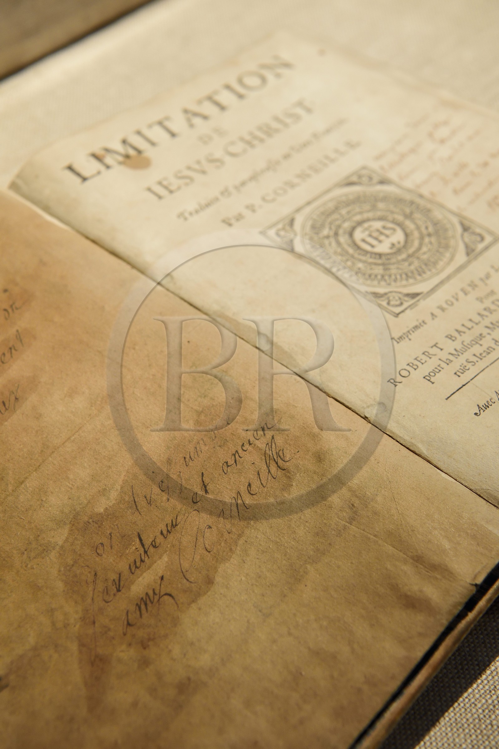 France, Seine-Maritime (76), Rouen, musée Pierre Corneille, le traduction en français de L'Imitation de Jésus Christ (De imitatione Christi) écrit par Corneille et dédicacé par Corneille à son professeur du lycée des Jésuites