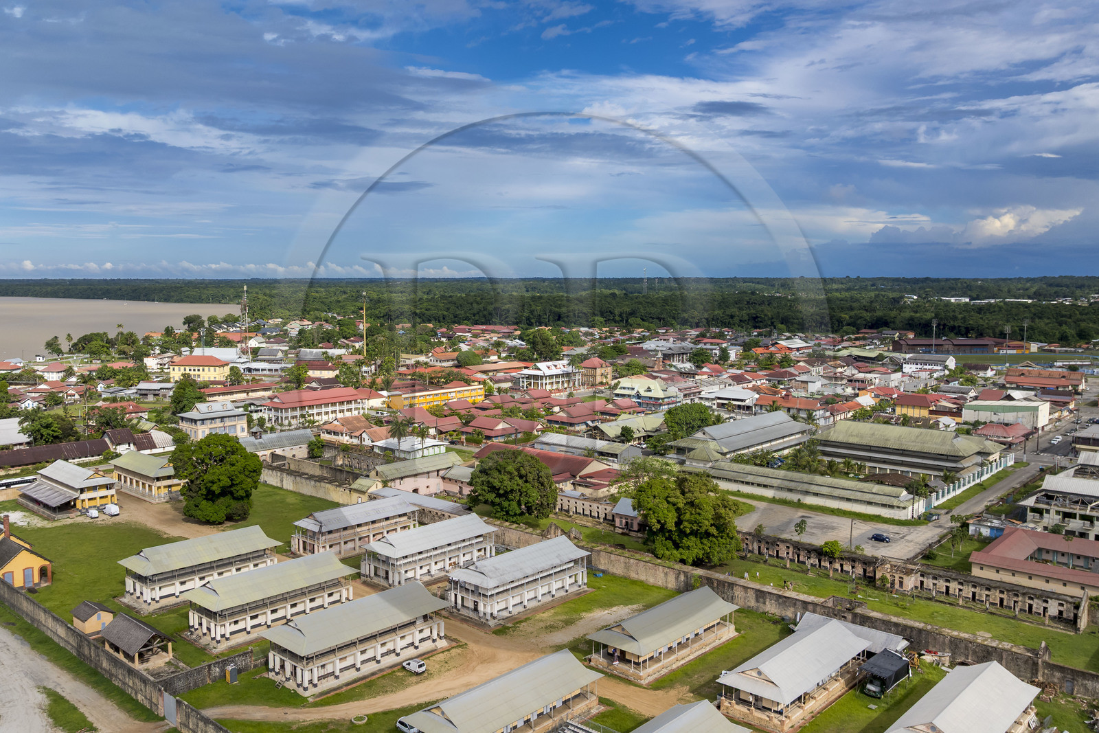 France, Guyane, Saint-Laurent-du-Maroni, bagne ou Camp de la Transportation, en bordure du fleuve Maroni (vue aérienne)