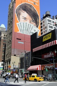 Etats-Unis, New York, Manhattan, Midtown, panneau publicitaire à l'angle de la 8ème avenue et 34ème rue