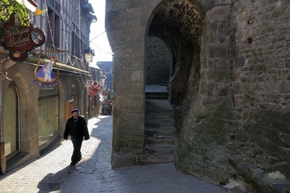 France, Manche (50), Mont-Saint-Michel, classé Patrimoine Mondial de l'UNESCO, passage sous l'église paroissiale Saint-Pierre et la Grande Rue