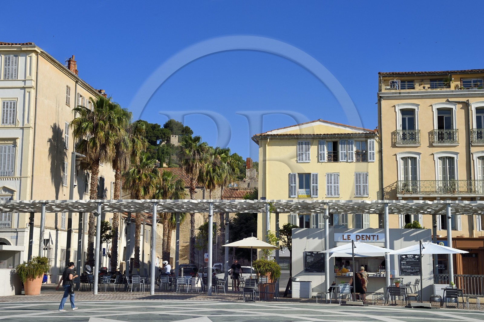 France, Var (83), Hyères, requalification de la place Clemenceau par l'architecte Rudy Ricciotti avec notamment des ombrières, restaurant le Denti