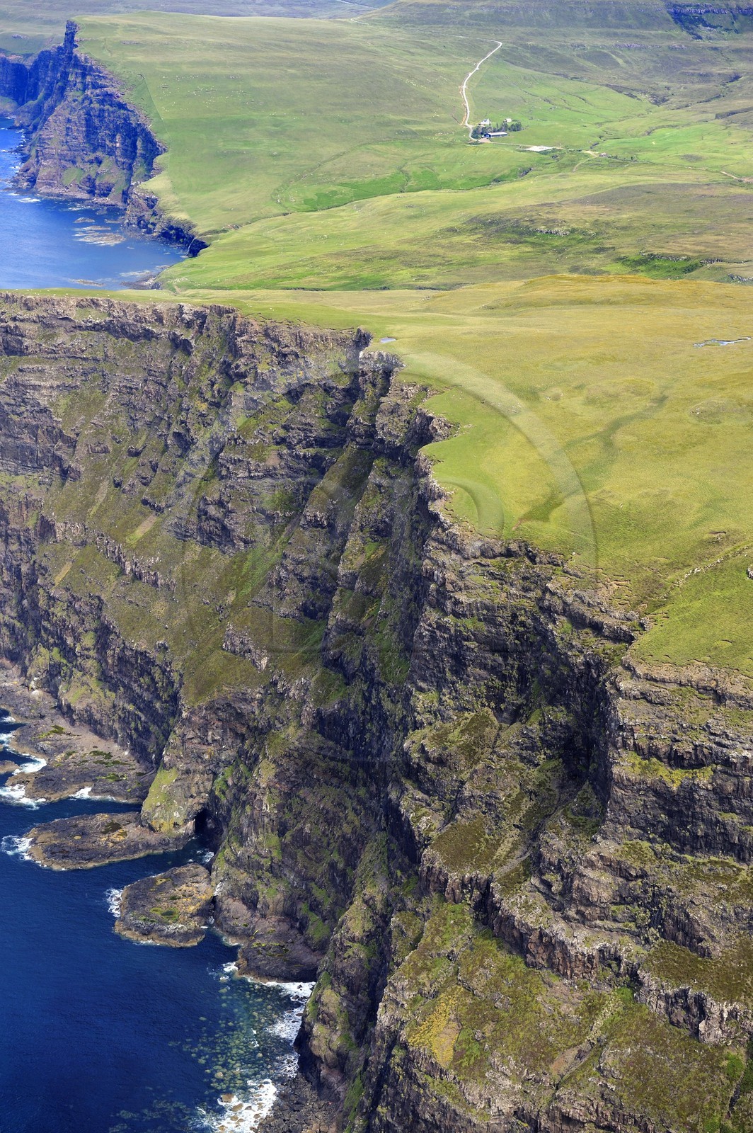 Royaume-Uni, Ecosse, Highland, Hébrides intérieures, Ile de Skye, les falaises abruptes de la côte Nord-Ouest au sud de Ramasaig (vue aérienne)