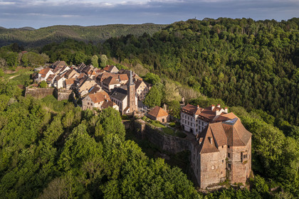 France, Bas-Rhin (67), Parc Naturel régional des Vosges du Nord, La Petite Pierre, le chateau de Lutzelstein (aussi Maison du Parc) à la pointe du vieux village, Vauban en a restructuré les fortifications (vue aérienne)