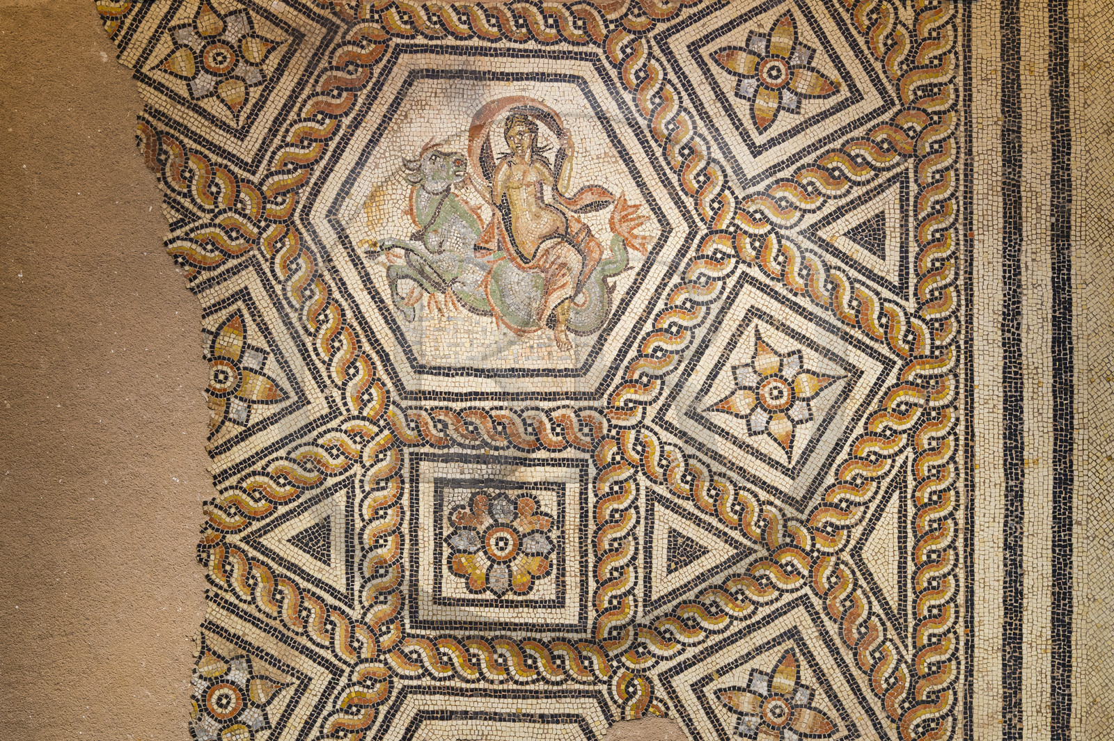 France, Gard (30), Nîmes, Musée de la Romanité, mosaique romaine représentant une Néréide chevauchant un taureau marin, fin Ier - début IIème siècle ap.J.-C.