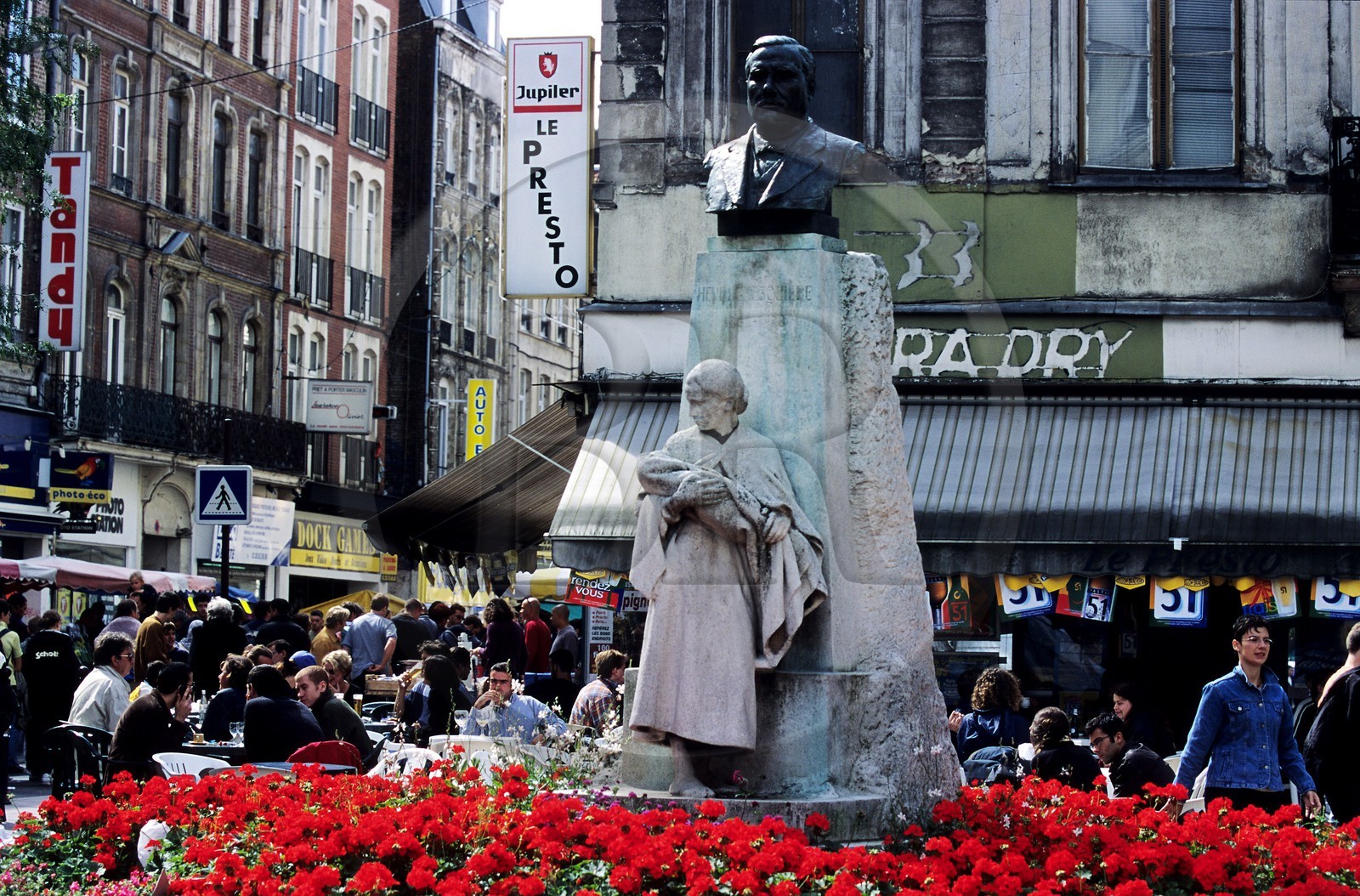 France, Nord (59), Lille, Braderie de Lille, terrasse de café dans le quartier de Waremme