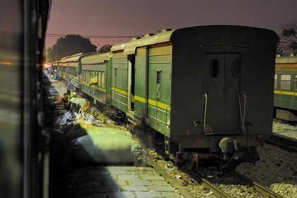 Vietnam, train de Lao Cai à Hanoï, transfert de marchandise
