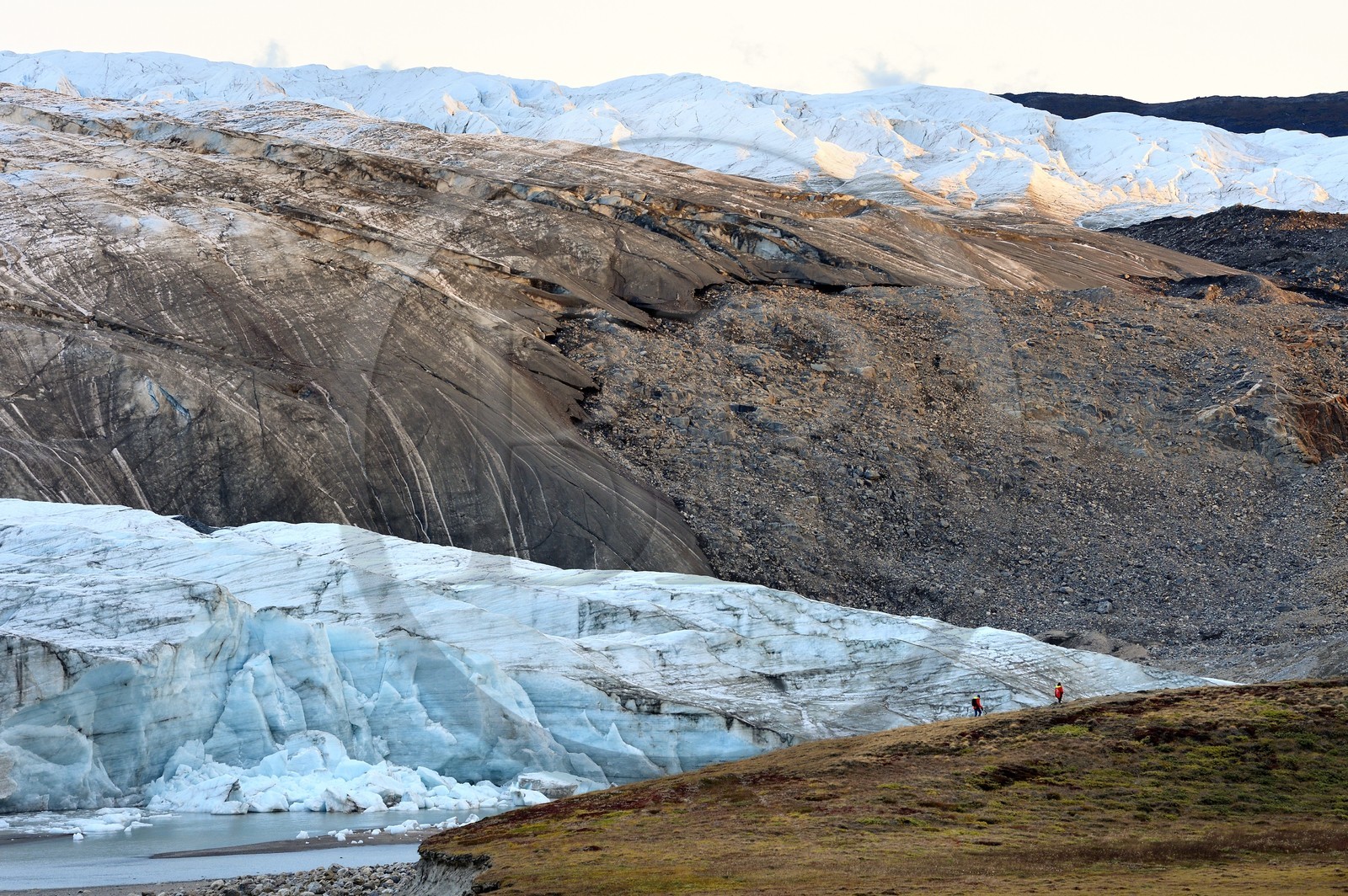 Groenland, région du centre ouest vers Kangerlussuaq, Isunngua highland, le glacier Reindeer (faisant partie du Russell Glacier) en bordure de la calotte glaciaire et situé sur le site du patrimoine mondial de l'UNESCO d'Aasivissuit - Nipisat et randonneur