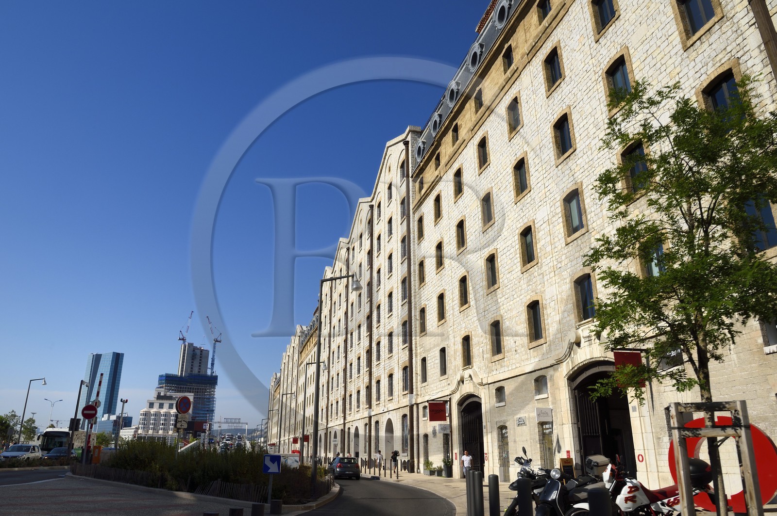 France, Bouches-du-Rhône (13), Marseille, Zone Euroméditerranée, quartier La Joliette, boulevard Euroméditerranée, Les Docks