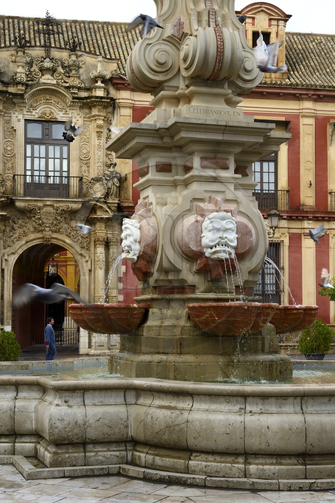 Espagne, Andalousie, Séville, fontaine devant le portail du Palais archiépiscopal sur la plaza del Triunfo